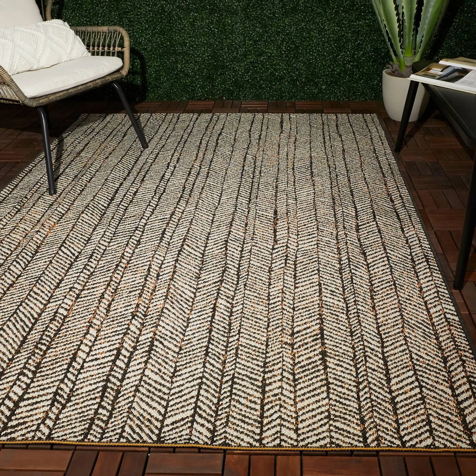 Yates Contemporary Indoor/Outdoor Area Rug - 5&3x22 x 7& - Dark Brown