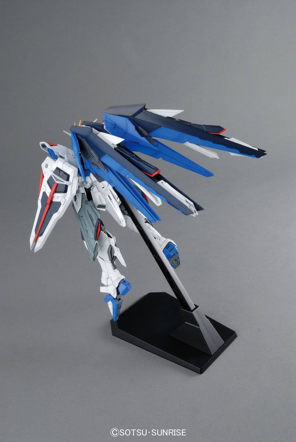 Bandai Hobby mg Freedom Gundam (Ver. 2.0) Gundam Seed 1/100