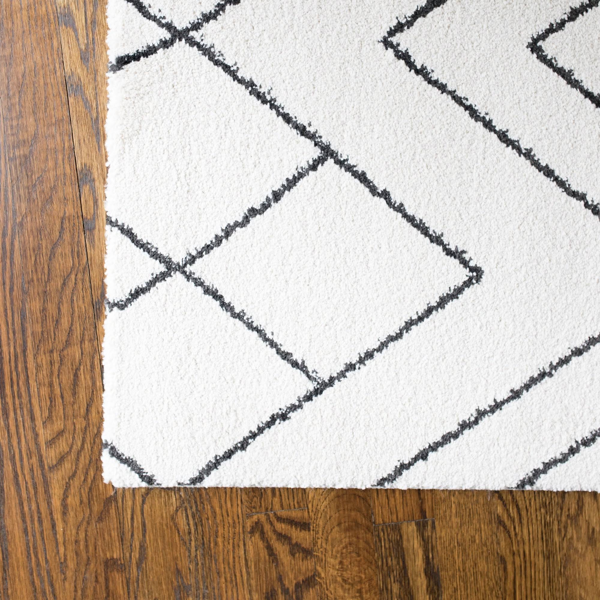 Carson Carrington Isgarde Diamond Indoor Area Rug - 5& 3x22 x 7& - Grey