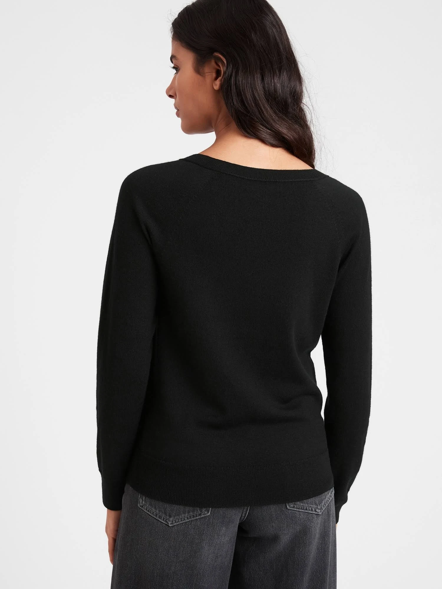 Banana Republic Women's Seamless Merino V-Neck Sweater in Responsible Wool Black Size S