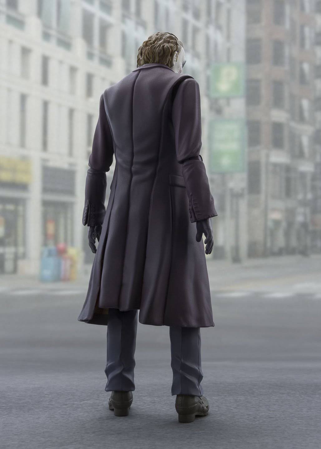 The Dark Knight: Joker S.H. Figuarts Action Figure