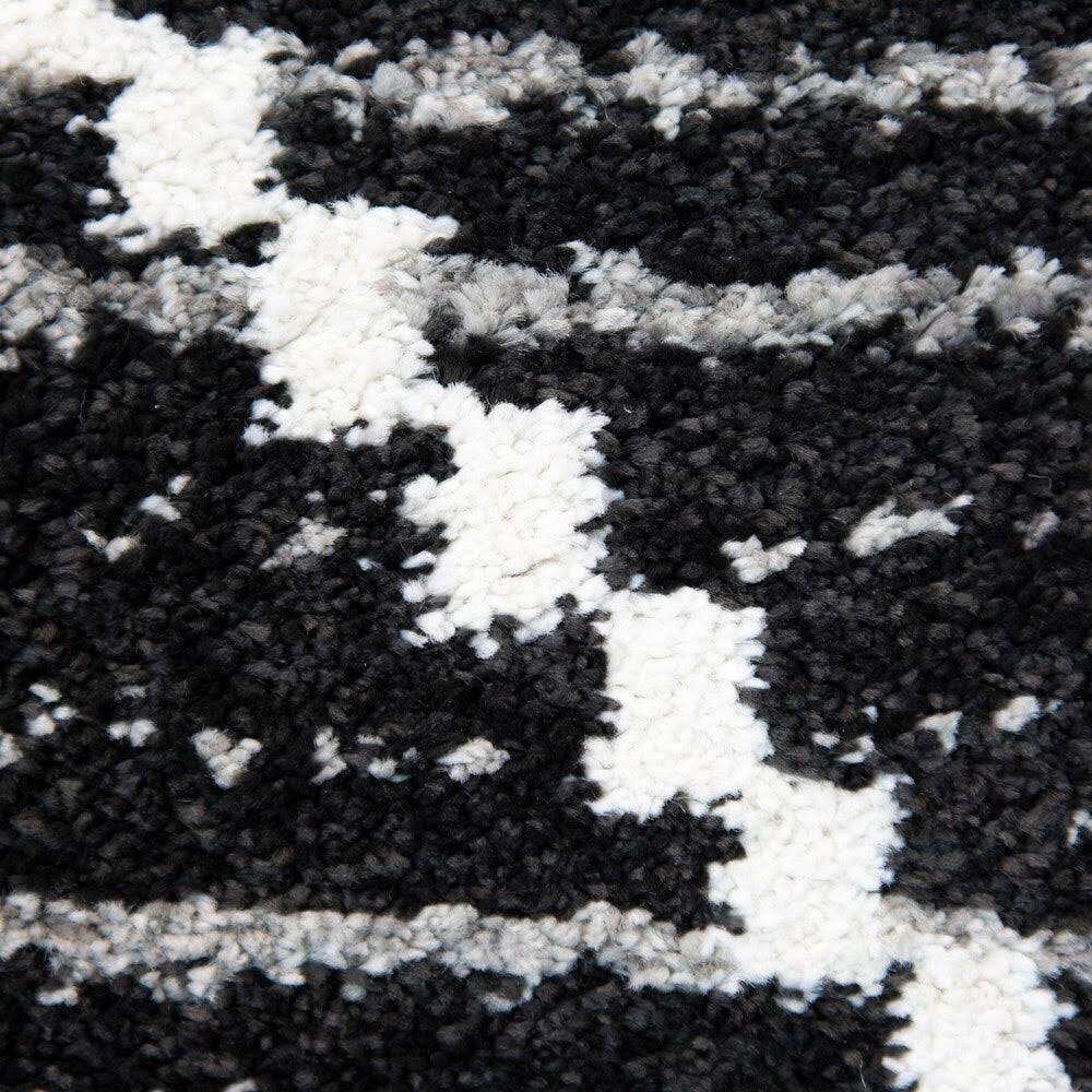 Oscar Geometric Modern Area Rug - 6&7x22 x 9& - Black