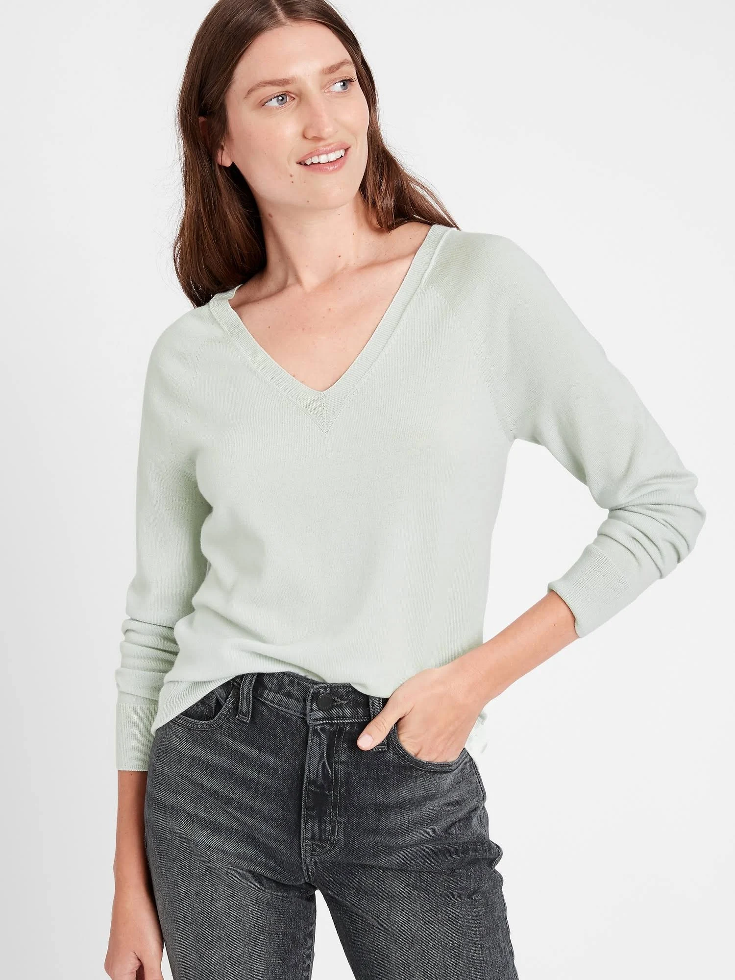 Banana Republic Women's Seamless Merino V-Neck Sweater in Responsible Wool Green Sage Mist Size XL