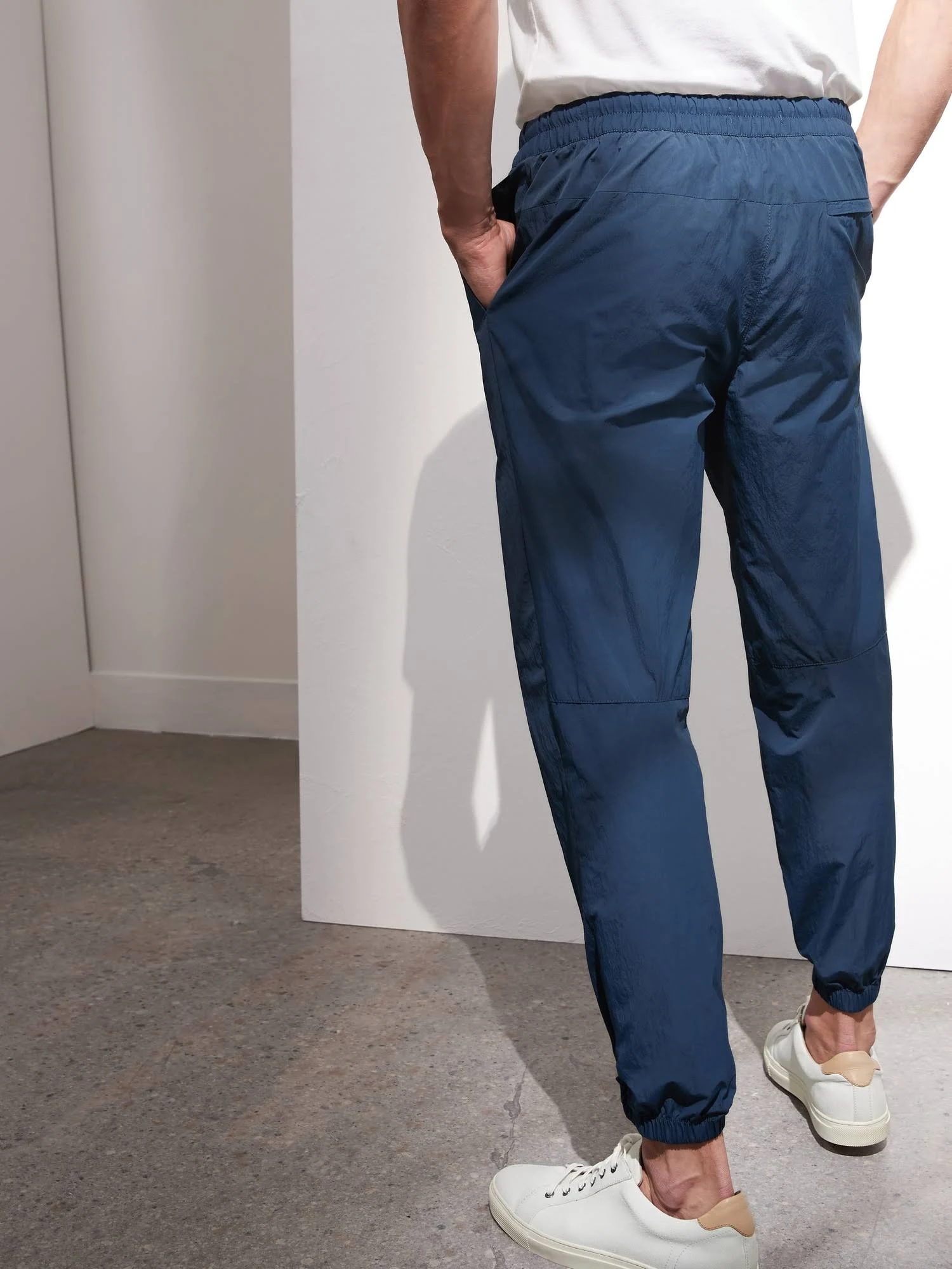 Banana Republic Men's Slim Water-Repellent Jogger Niagara Navy Size S