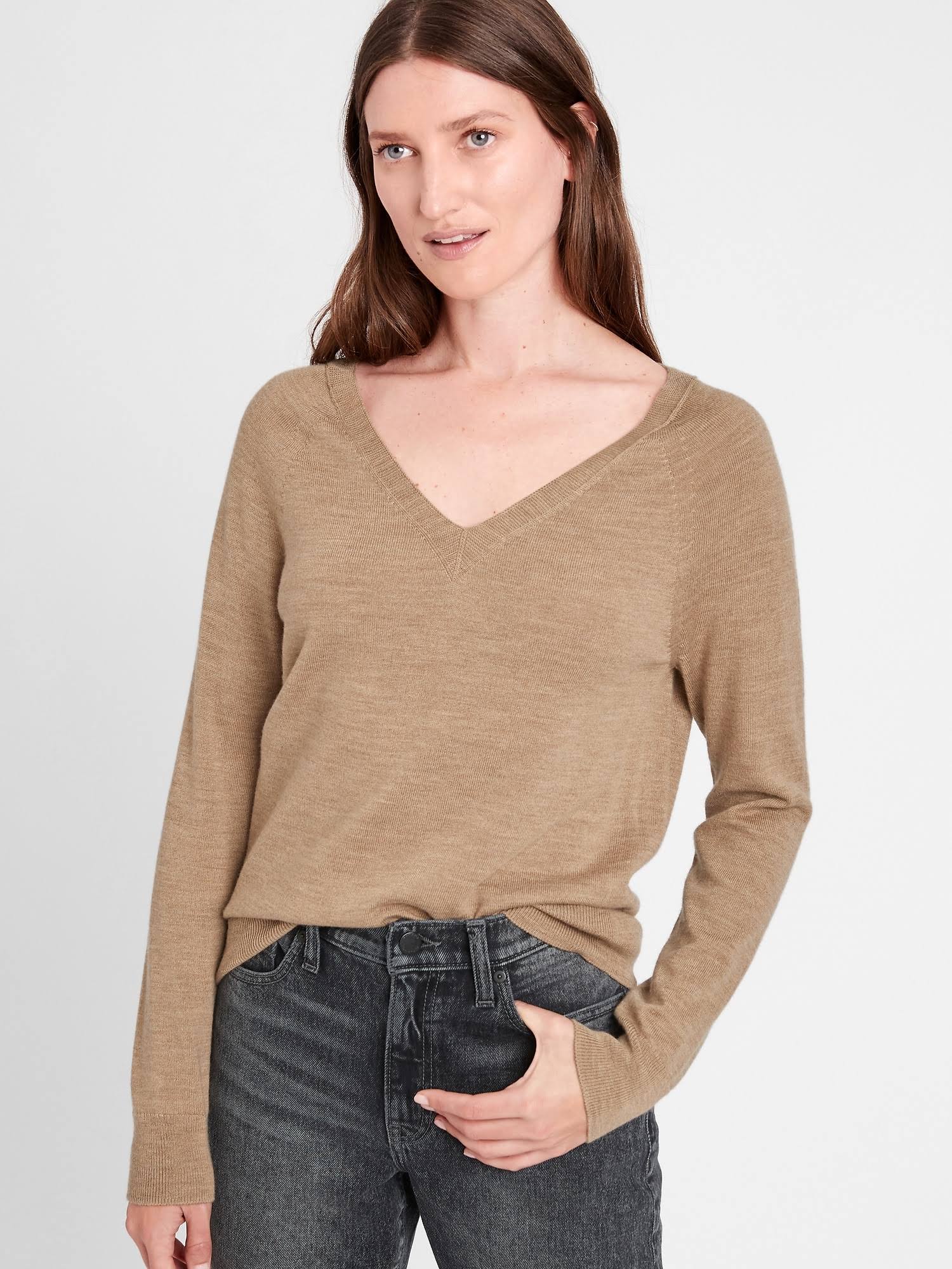 Banana Republic Women's Seamless Merino V-Neck Sweater in Responsible Wool Llama Hair Size L
