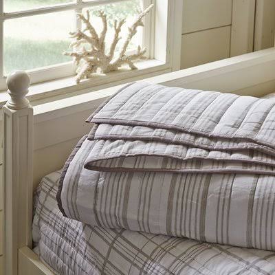 Cathleen Single Reversible Quilt Size: Queen Quilt, Color: Natural