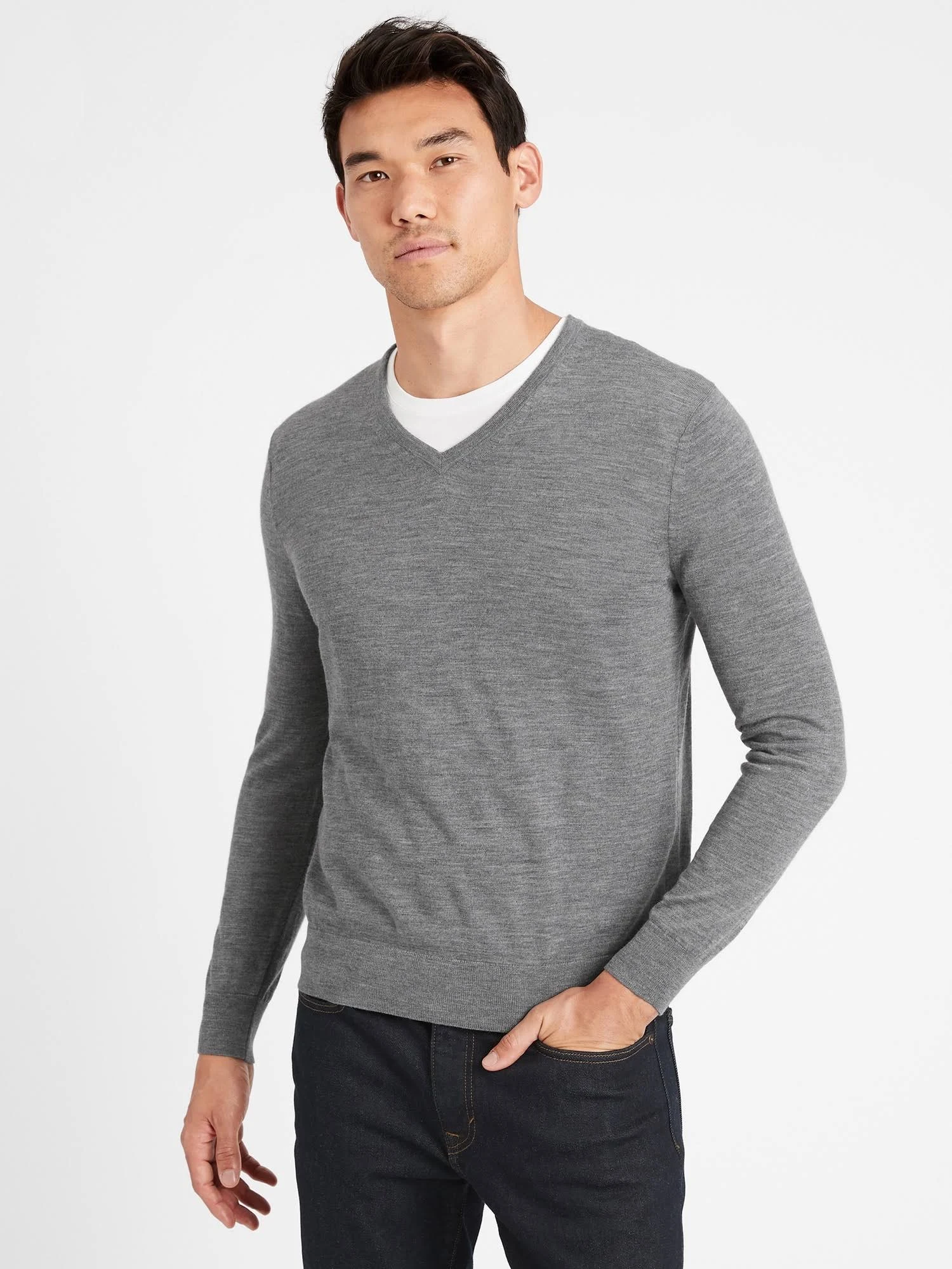 Banana Republic Men's Merino V-Neck Sweater in Responsible Wool Heather Gray Size M