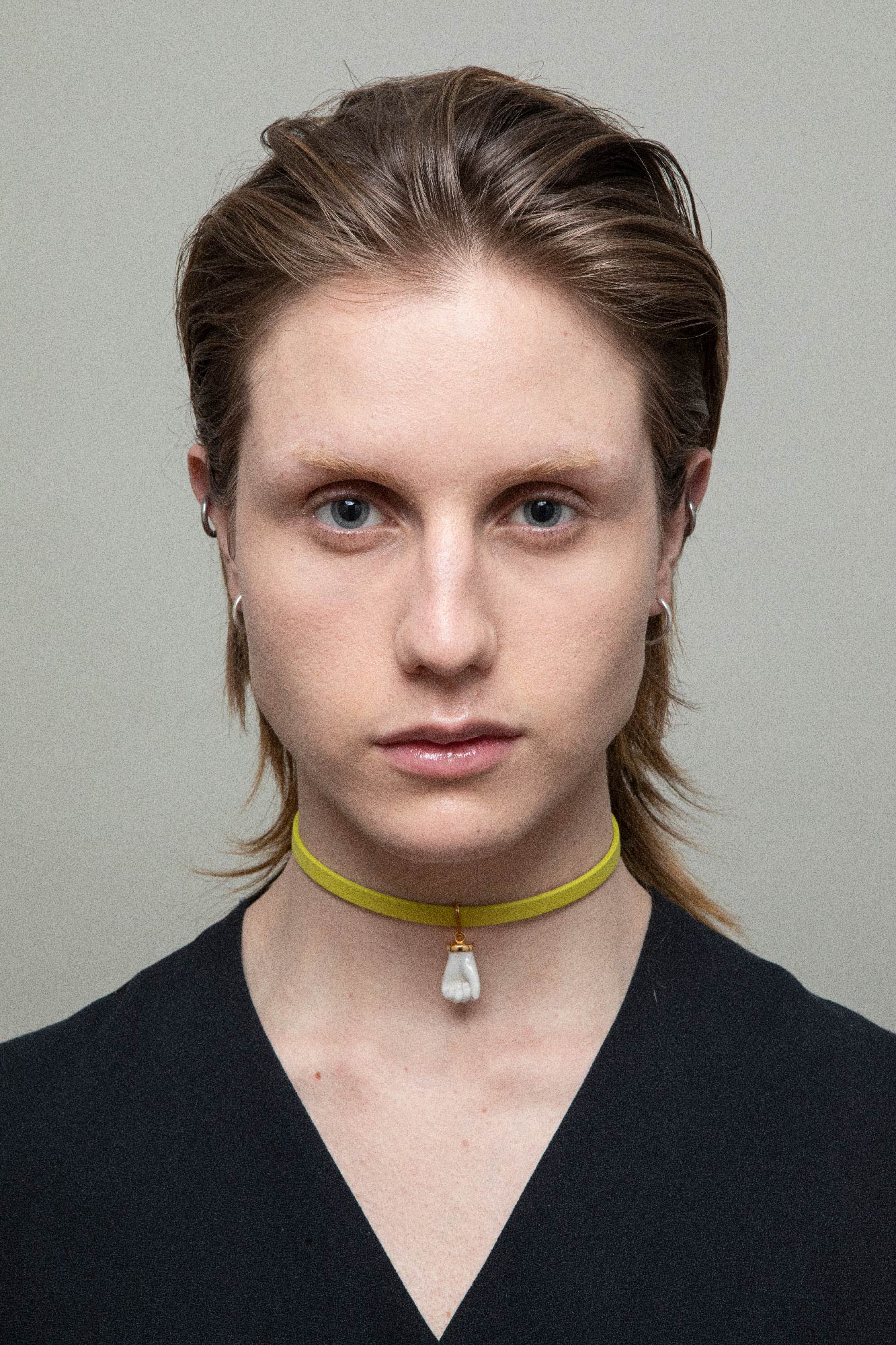 FIST LEATHER CHOKER WHITE