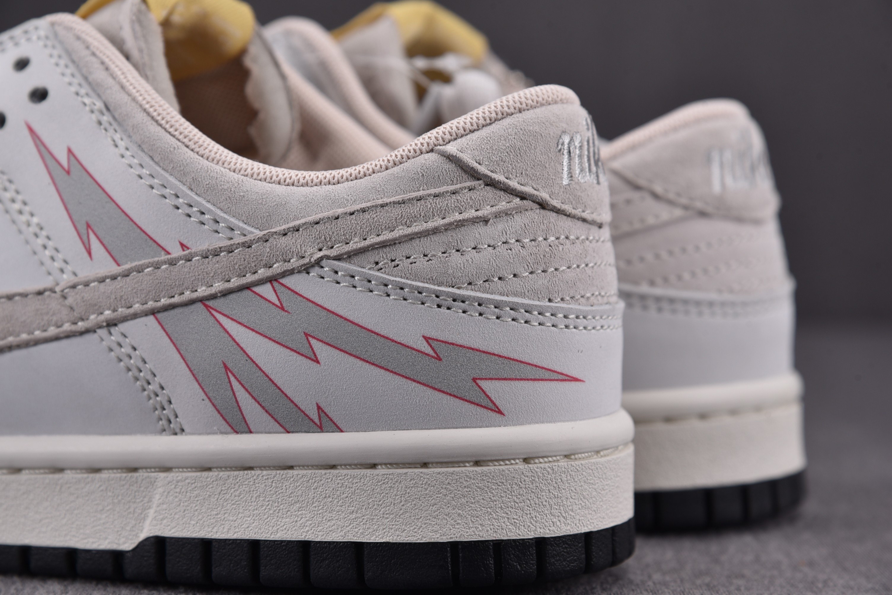 Nike SB Dunk Low Flash Tatoo Cream Grey Black