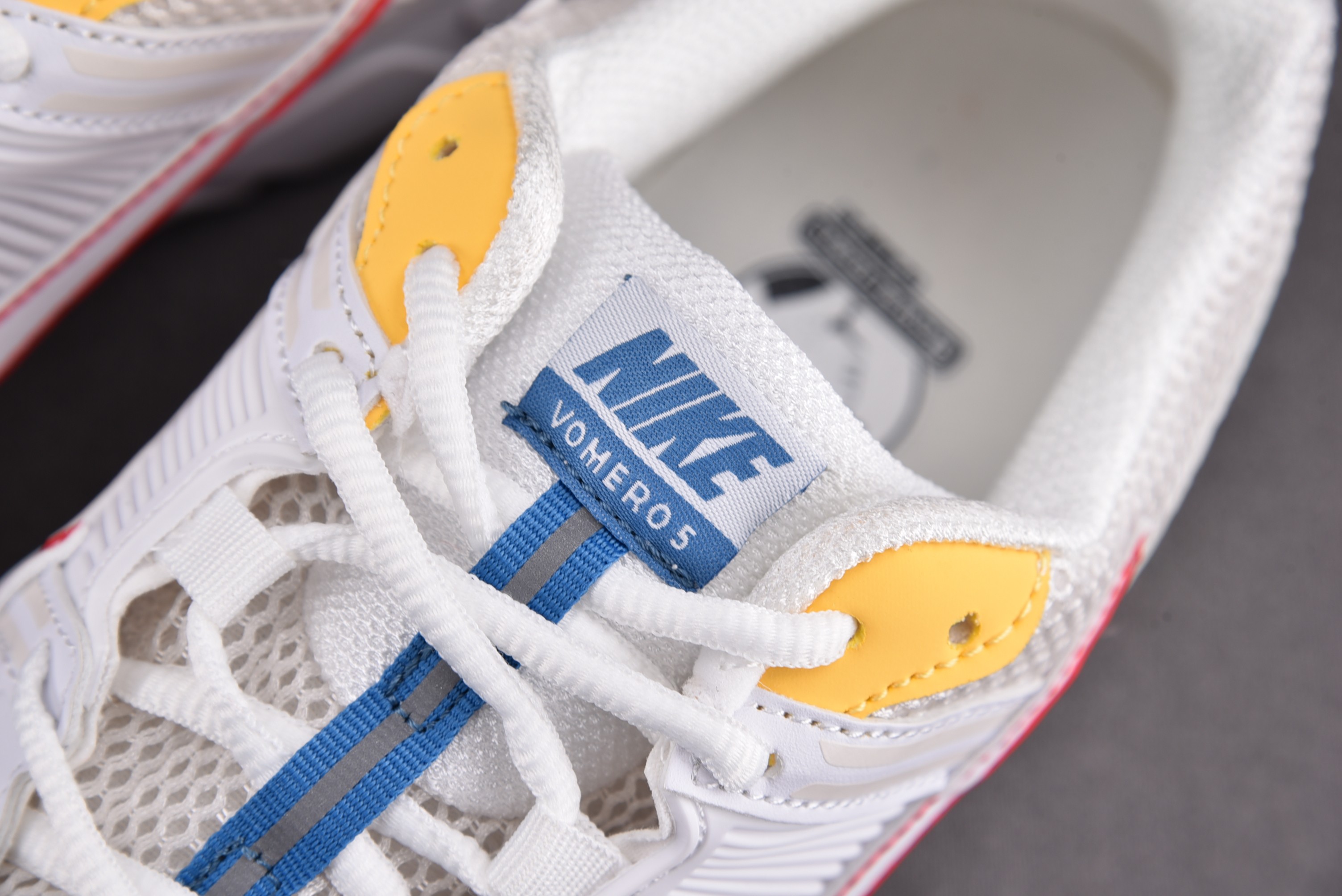 Nike Air Zoom Vomero 5