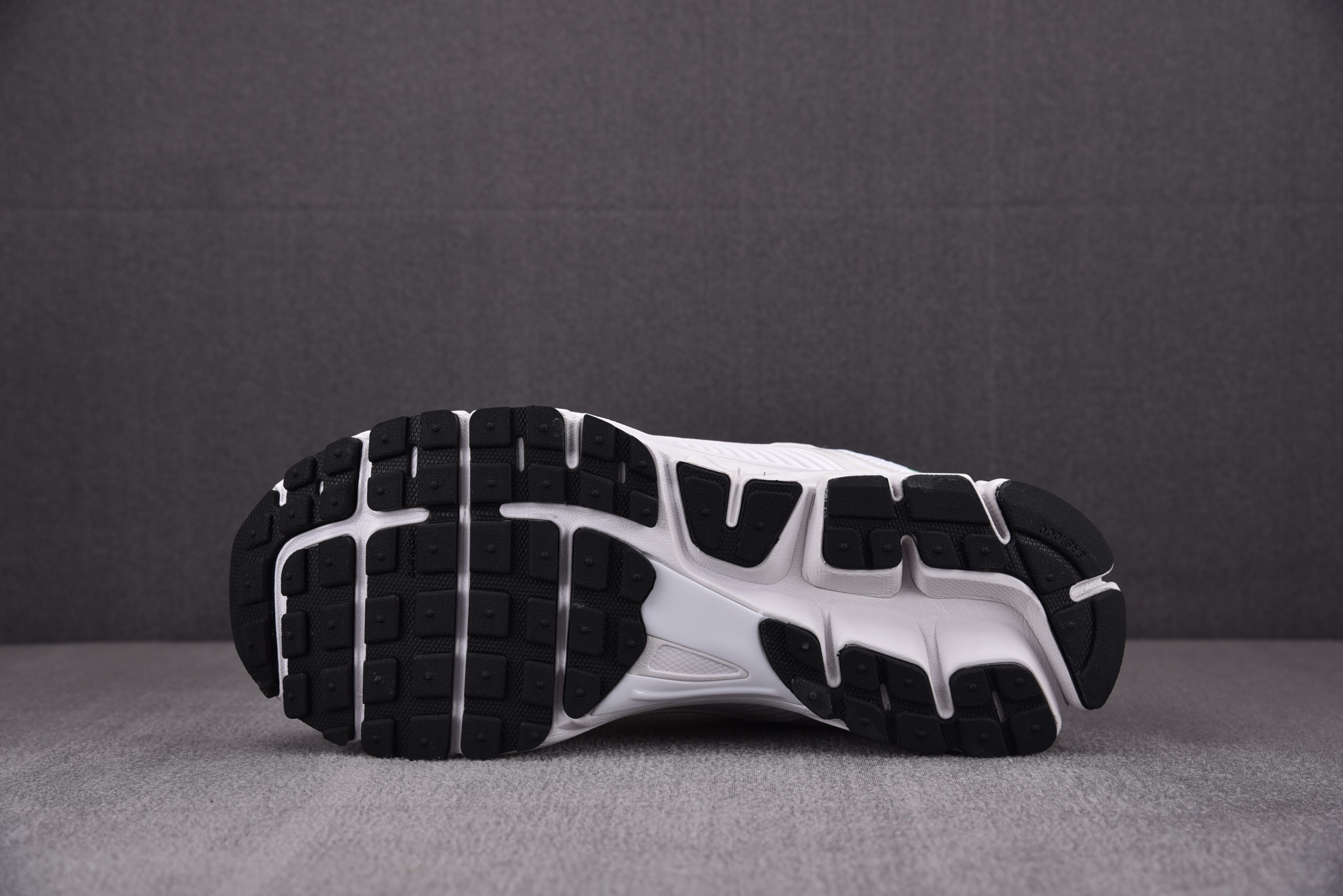 Nike Air Zoom Vomero 5