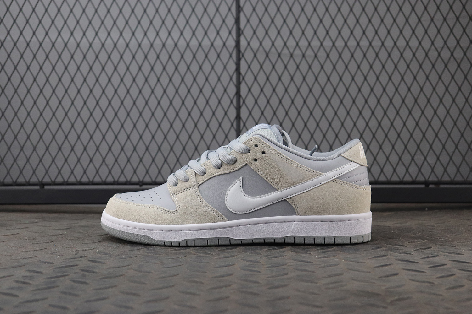 Nike SB Dunk Low Summit White Wolf Grey