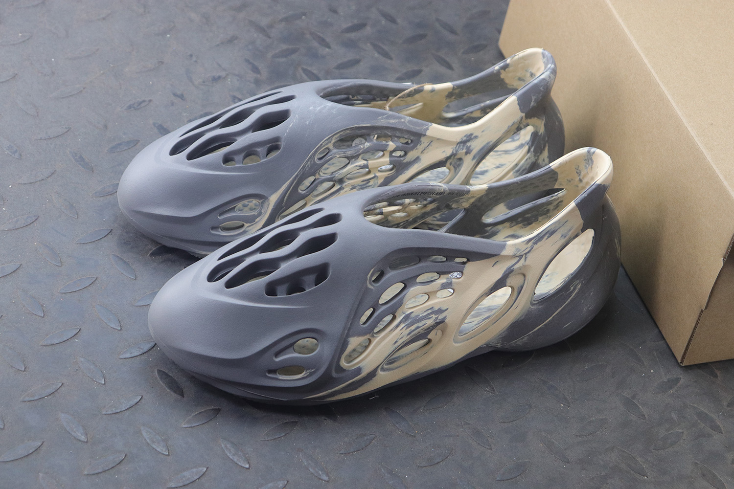 【Clearance】 adidas Yeezy Foam RNNR MXT Moon Gray（US10）