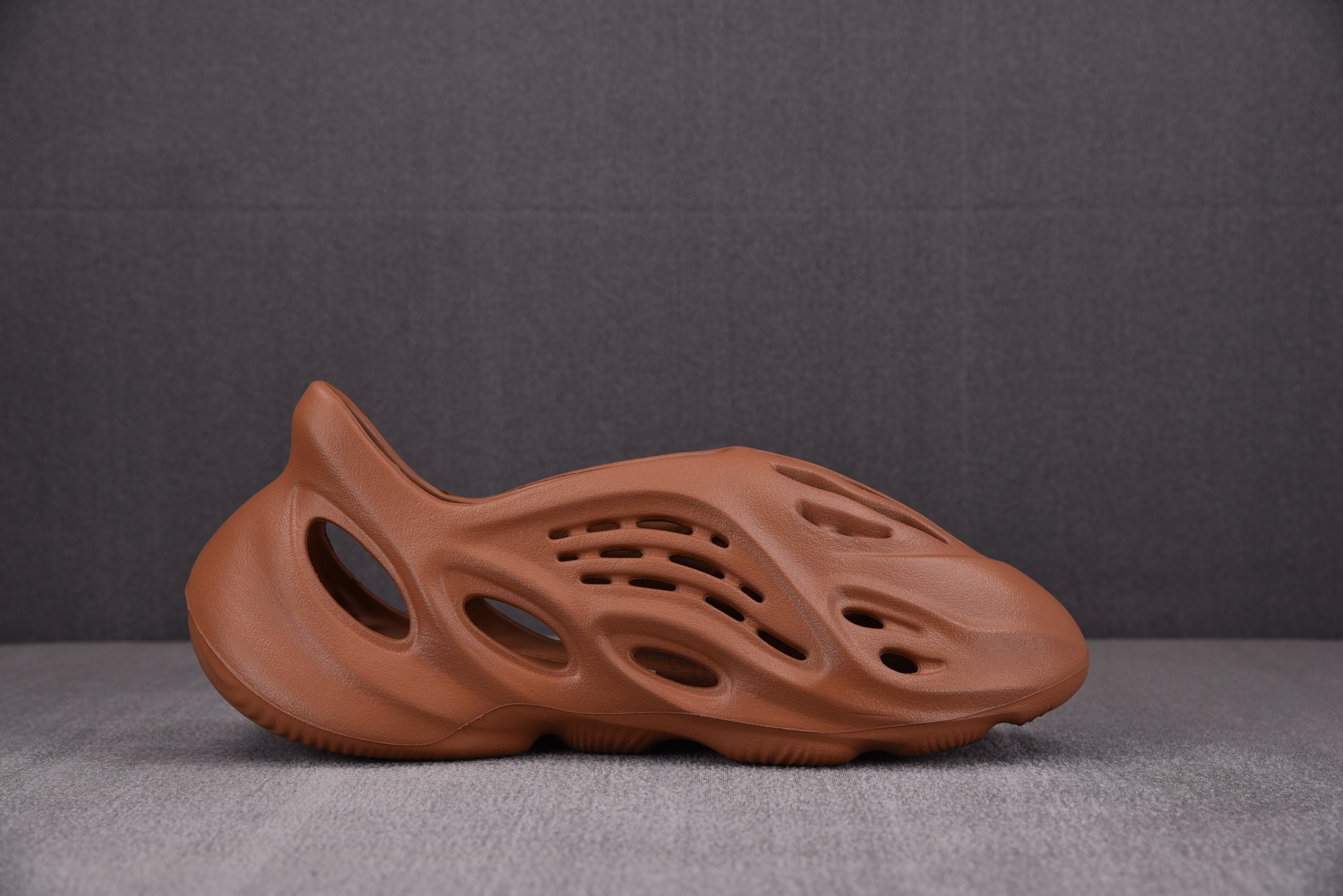 adidas Yeezy Foam RNR Clay Red