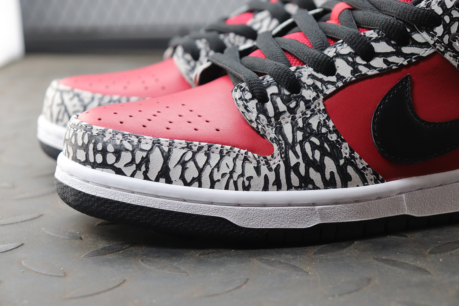 Nike Dunk SB Low Supreme Red Cement