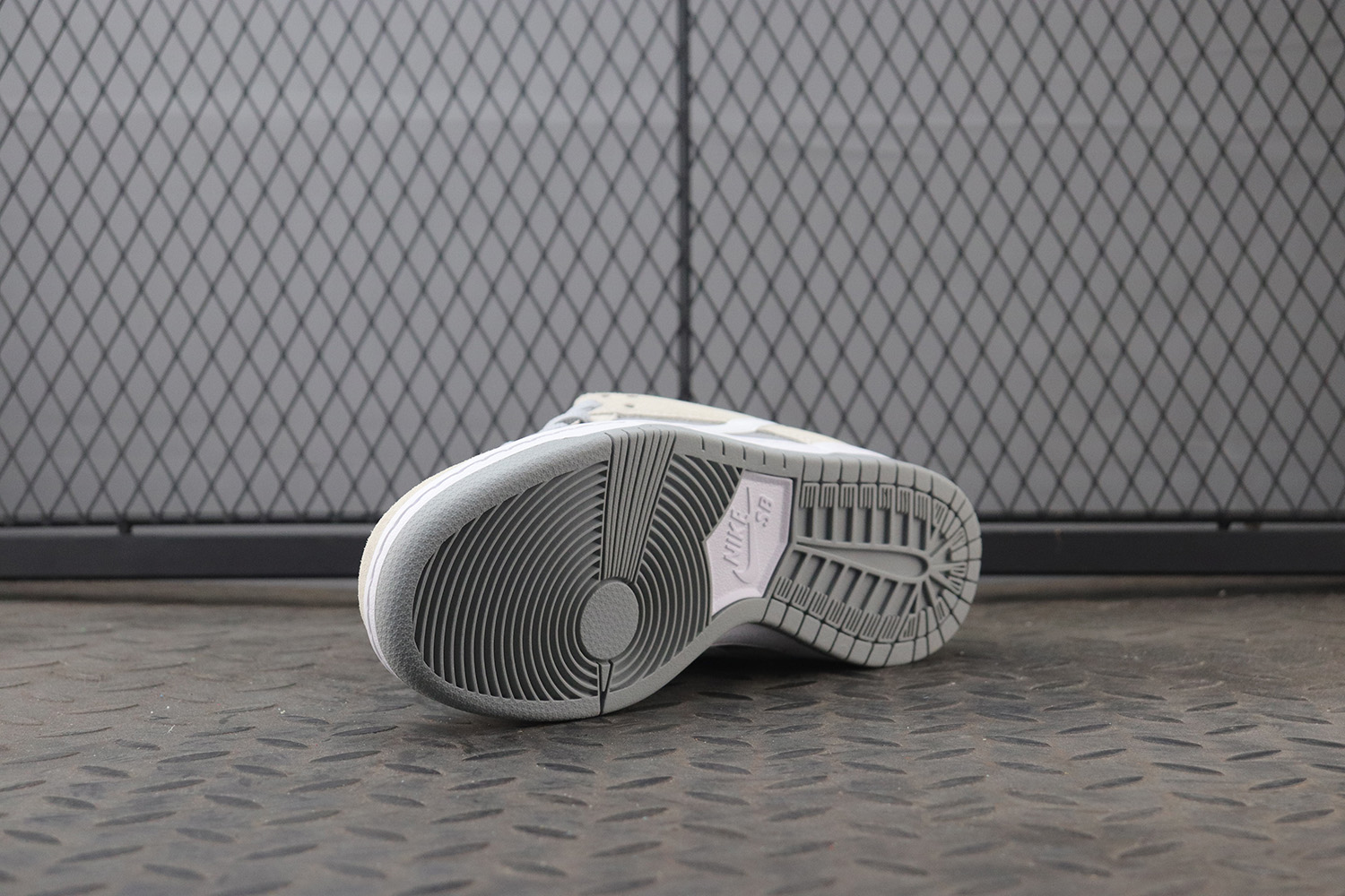 Nike SB Dunk Low Summit White Wolf Grey