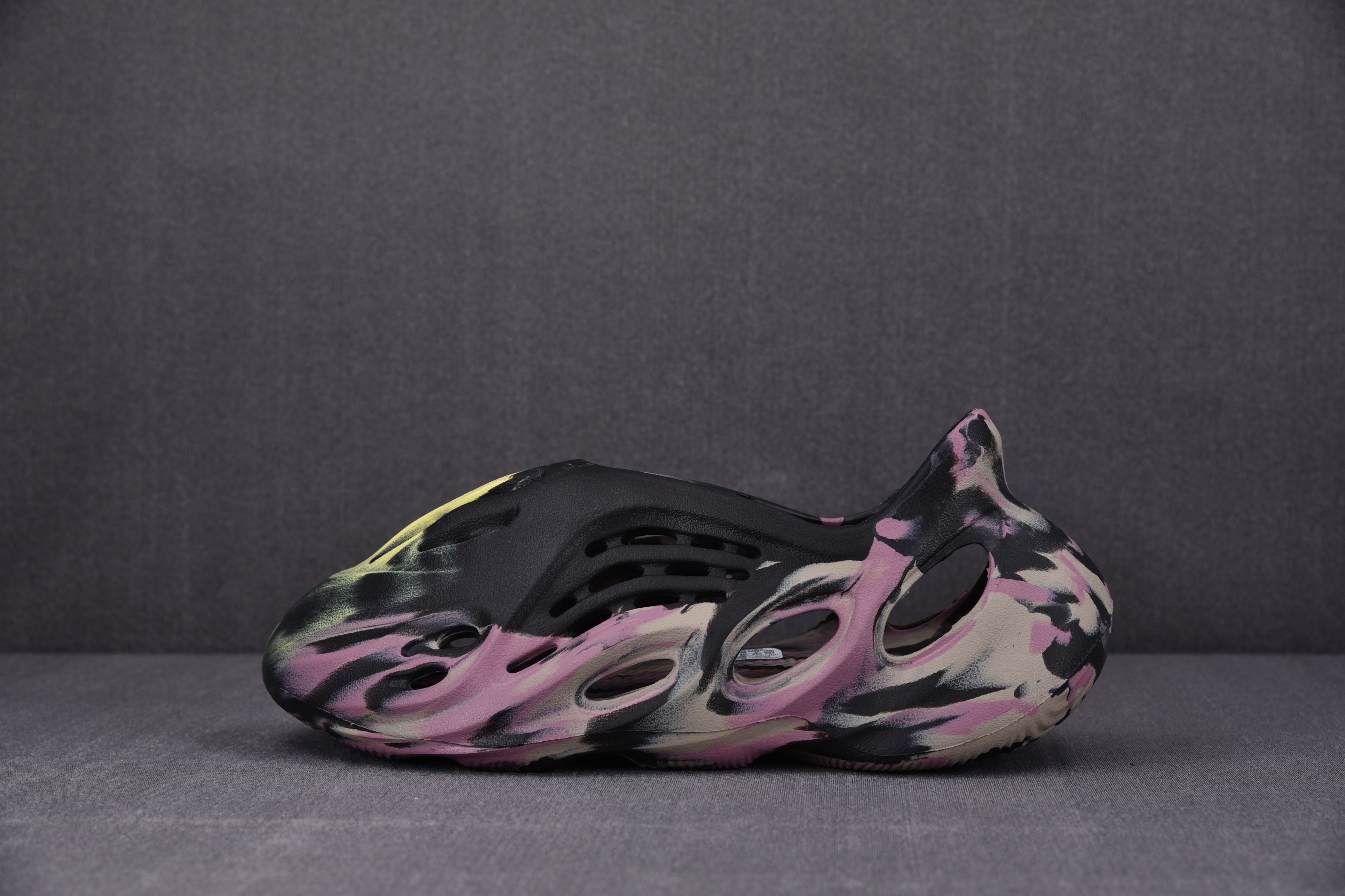 adidas Yeezy Foam RNR MX Carbon